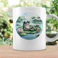 「池でリラックス」 – スイレンの上にサングラスをかけたカエル コーヒーマグ ギフトのアイデア