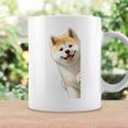 かわいい日本の秋田犬が角をのぞく犬好き。 コーヒーマグ ギフトのアイデア