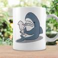イカを噛み切ることができないサメ コーヒーマグ ギフトのアイデア