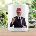 トランプの帽子をかぶったバイデンの陽気なグラフィック 長袖tシャツ コーヒーマグ ギフトのアイデア