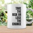 リスクを取るか、チャンスを失うか大胆なモチベーションウェア。 コーヒーマグ ギフトのアイデア