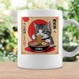 背中にラーメンを食べる緑色の目を持つ日本猫のデザイン。 コーヒーマグ ギフトのアイデア