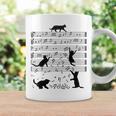 音楽譜上の遊ぶ猫のシルエットデザイン ピアノ音符 遊び心のある猫 猫 ジョーク かわいい 動物好き ギャグ好き コーヒーマグ ギフトのアイデア