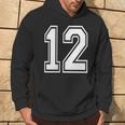 12番の前面と背面にホワイトのプリント。 パーカー ライフスタイル