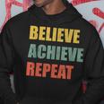 Believe Achieve Repeat Motivational Ambition Inspiration パーカー 面白い贈り物