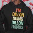 I'm Dillon Doing Dillon Things – 楽しい言葉でクールな名前ディロン パーカー 面白い贈り物