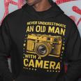 Never Underestimate An Old Man With A Camera レトロ ヴィンテージ パーカー 面白い贈り物