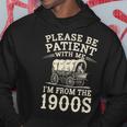 Please Be Patient With Me I'm From The 1900S ユーモア パーカー 面白い贈り物