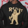 Resist サスカッチティー—面白いクリプティッド抗議 パーカー 面白い贈り物