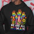 We Are All Human レインボー Lgbt Lgbtq トランスジェンダー ハンドフラワー パーカー 面白い贈り物