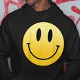 イエロー スマイル ハッピー ピース スマイル フェイス かわいい ユーモア すごい パーカー 面白い贈り物