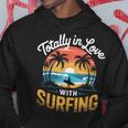 サーフィンサーフボードが大好き。メンズサーフボーダー用。 パーカー 面白い贈り物
