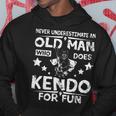 楽しみのために剣道をする老人を決して過小評価しないでください。 パーカー 面白い贈り物
