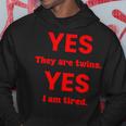 面白い双子子育てはい双子ですはい私は疲れています パーカー 面白い贈り物