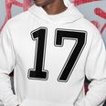 【バックプリント・背中側】17 数字 背番号 ユニフォーム ナンバー【ブラック／黒の文字】スポーツ 野球 サッカー 部活 パーカー 面白い贈り物
