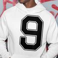 【バックプリント・背中側】9 数字 背番号 ユニフォーム ナンバー【ブラック／黒 の文字】スポーツ 練習着 部活 パーカー 面白い贈り物