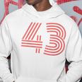 クールなレトロなレタリングジャージ、背番号43 Fourtythree パーカー 面白い贈り物