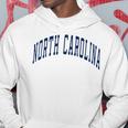 ノースカロライナ代表チームのスタイル ネイビーテキスト 長袖tシャツ パーカー 面白い贈り物