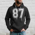 87番の前面と背面にホワイトのプリント。 パーカー 彼への贈り物