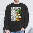 Be A Pineapple Wear A Crownweet Inside アロハ・ハワイパイナップル スウェットシャツ 高齢者への贈り物