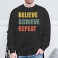 Believe Achieve Repeat Motivational Ambition Inspiration スウェットシャツ 高齢者への贈り物