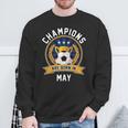 Champion Are Born In May フットボール サッカーボール 誕生日プレゼント 長袖tシャツ スウェットシャツ 高齢者への贈り物