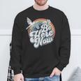 Be Here Now レトロ ヴィンテージ スピリチュアル マインドフルネス スウェットシャツ 高齢者への贈り物