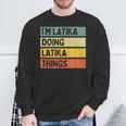 I'm Latika Doing Latika Things 面白い名言 スウェットシャツ 高齢者への贈り物