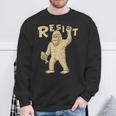 Resist サスカッチティー—面白いクリプティッド抗議 スウェットシャツ 高齢者への贈り物