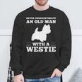 ウェスティ・ドッグを飼っている老人を決して過小評価しないでください スウェットシャツ 高齢者への贈り物