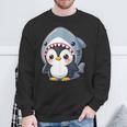 サメのコスチュームを着た面白いペンギン スウェットシャツ 高齢者への贈り物