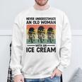 アイスクリームを持った老婆を決して過小評価しない スウェットシャツ 高齢者への贈り物