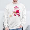 ゴルフをする面白い醜いクリスマスサンタ。 スウェットシャツ 高齢者への贈り物