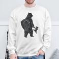 斧と盾を持った熊 中世の熊 バイキング スウェットシャツ 高齢者への贈り物