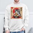 背中にラーメンを食べる緑色の目を持つ日本猫のデザイン。 スウェットシャツ 高齢者への贈り物