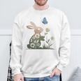 蝶のイースターとデイジーを保持している甘いウサギのウサギ 長袖tシャツ スウェットシャツ 高齢者への贈り物