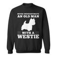 ウェスティ・ドッグを飼っている老人を決して過小評価しないでください スウェットシャツ