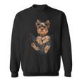 ヨークシャーテリアをポケットに入れて、ヨーキー犬愛好家に。 スウェットシャツ