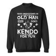楽しみのために剣道をする老人を決して過小評価しないでください。 スウェットシャツ
