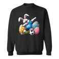 面白いイースターバニーとサッカーボールで軽くたたくイースターバニー。 スウェットシャツ