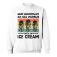 アイスクリームを持った老婆を決して過小評価しない スウェットシャツ