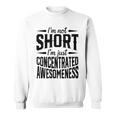 私は背が低いのではなくただ凝縮しているだけです素晴らしさ スウェットシャツ