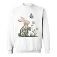 蝶のイースターとデイジーを保持している甘いウサギのウサギ 長袖tシャツ スウェットシャツ