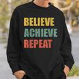 Believe Achieve Repeat Motivational Ambition Inspiration スウェットシャツ 彼への贈り物