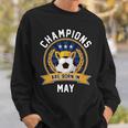 Champion Are Born In May フットボール サッカーボール 誕生日プレゼント 長袖tシャツ スウェットシャツ 彼への贈り物