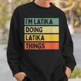 I'm Latika Doing Latika Things 面白い名言 スウェットシャツ 彼への贈り物