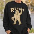 Resist サスカッチティー—面白いクリプティッド抗議 スウェットシャツ 彼への贈り物
