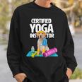 かわいい黄色いラブラドールヨガの先生が犬の子犬のためにヨガを作ります。 スウェットシャツ 彼への贈り物