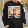 アラビア砂漠でサングラスをかけた猫、ドバイにマッチ。 スウェットシャツ 彼への贈り物