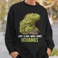 イグアナ・イグアナが大好きな男の子だけ。 スウェットシャツ 彼への贈り物